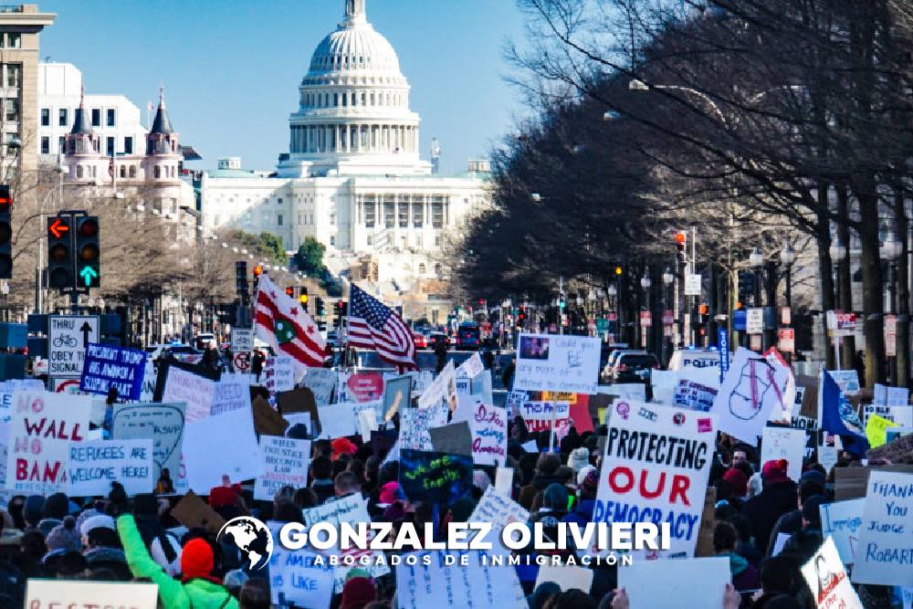 El Juez Federal Ordena a la Administración Trump Reanudar las Admisiones de Refugiados para Casos Previamente Aprobados
